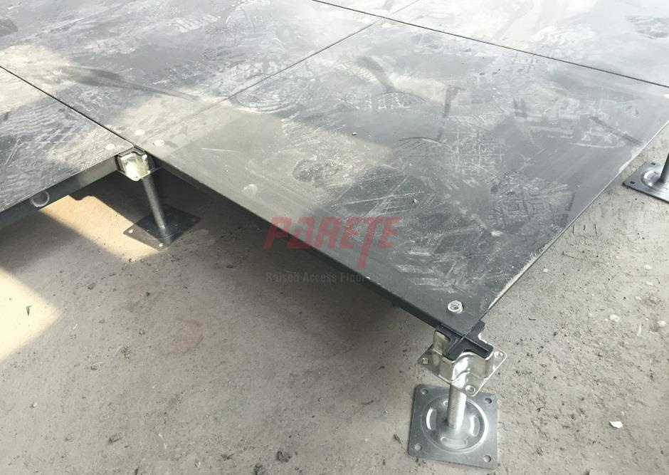 Steel raised floor with independent support