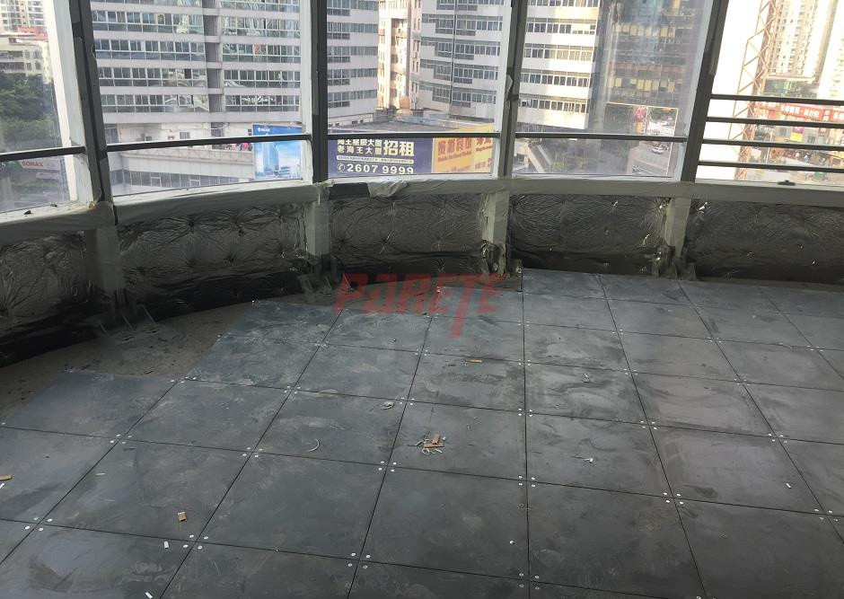 Steel raised floor with independent support