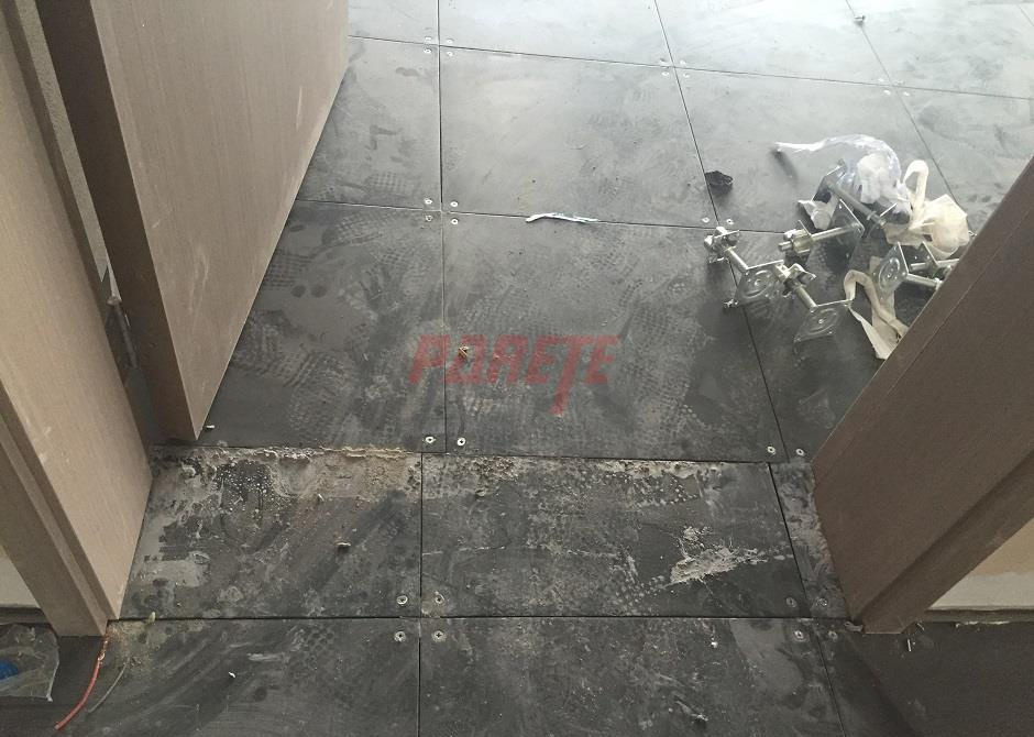 Steel raised floor with independent support