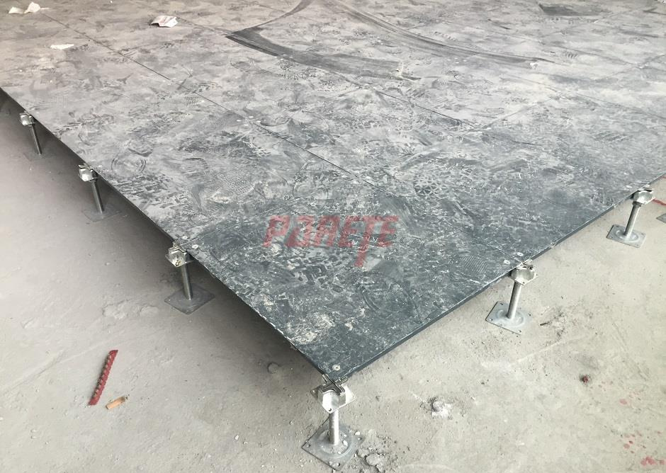 Steel raised floor with independent support