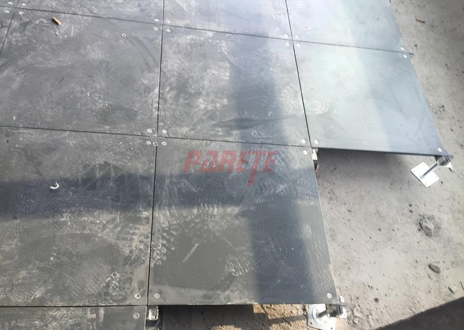 Steel raised floor with independent support