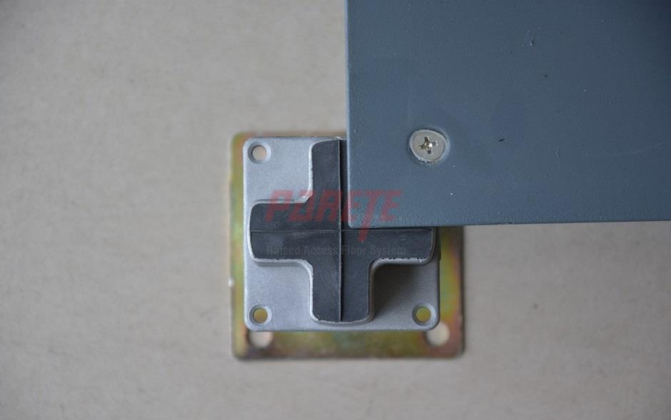 Indepedent support raised floor system
